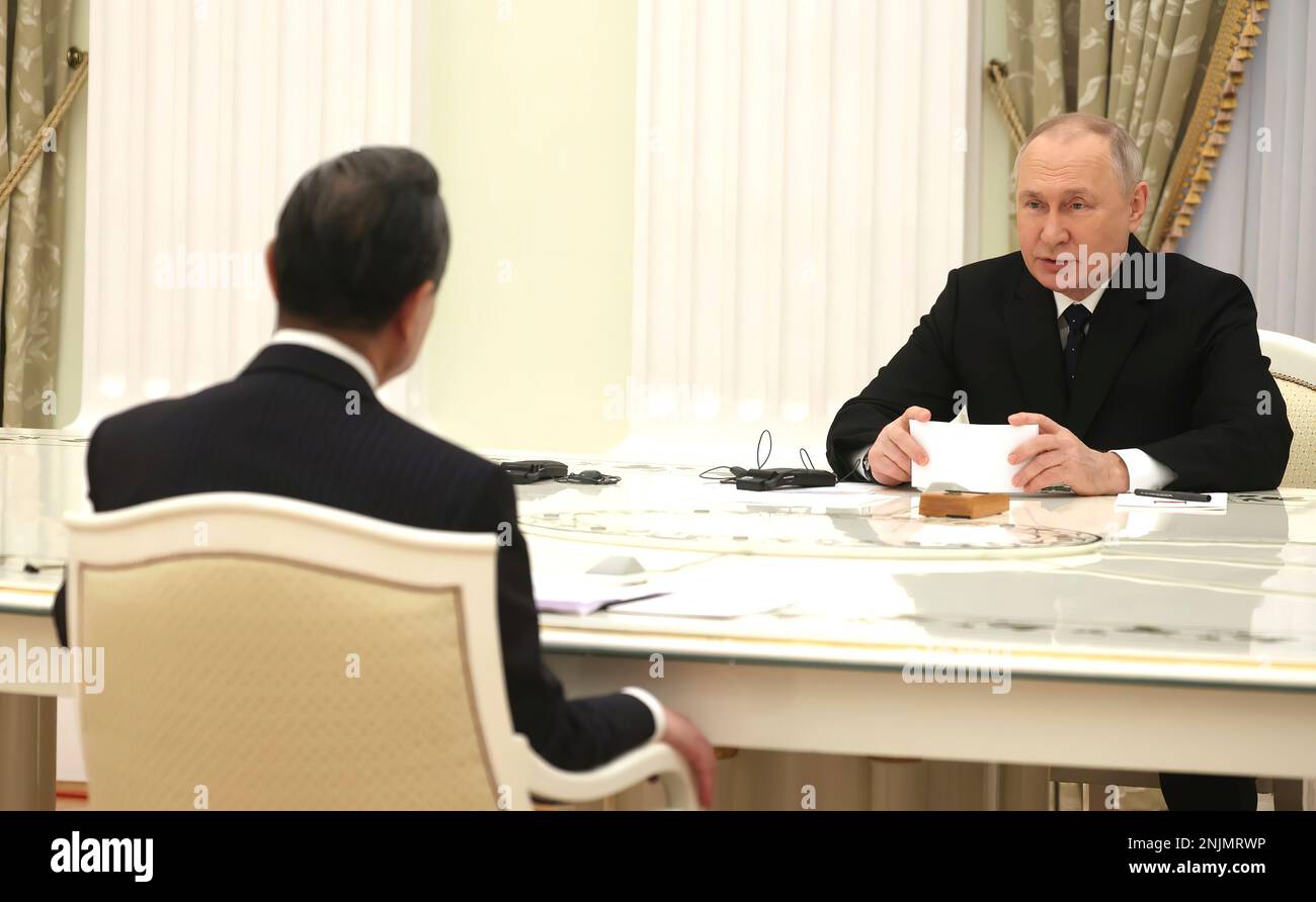 Russischer Präsident Wladimir Putin bei einem Treffen mit dem Mitglied des Politischen Büros des Zentralkomitees der Kommunistischen Partei Chinas Wang Yi. Foto : Das Russische Präsidialamt Stockfoto