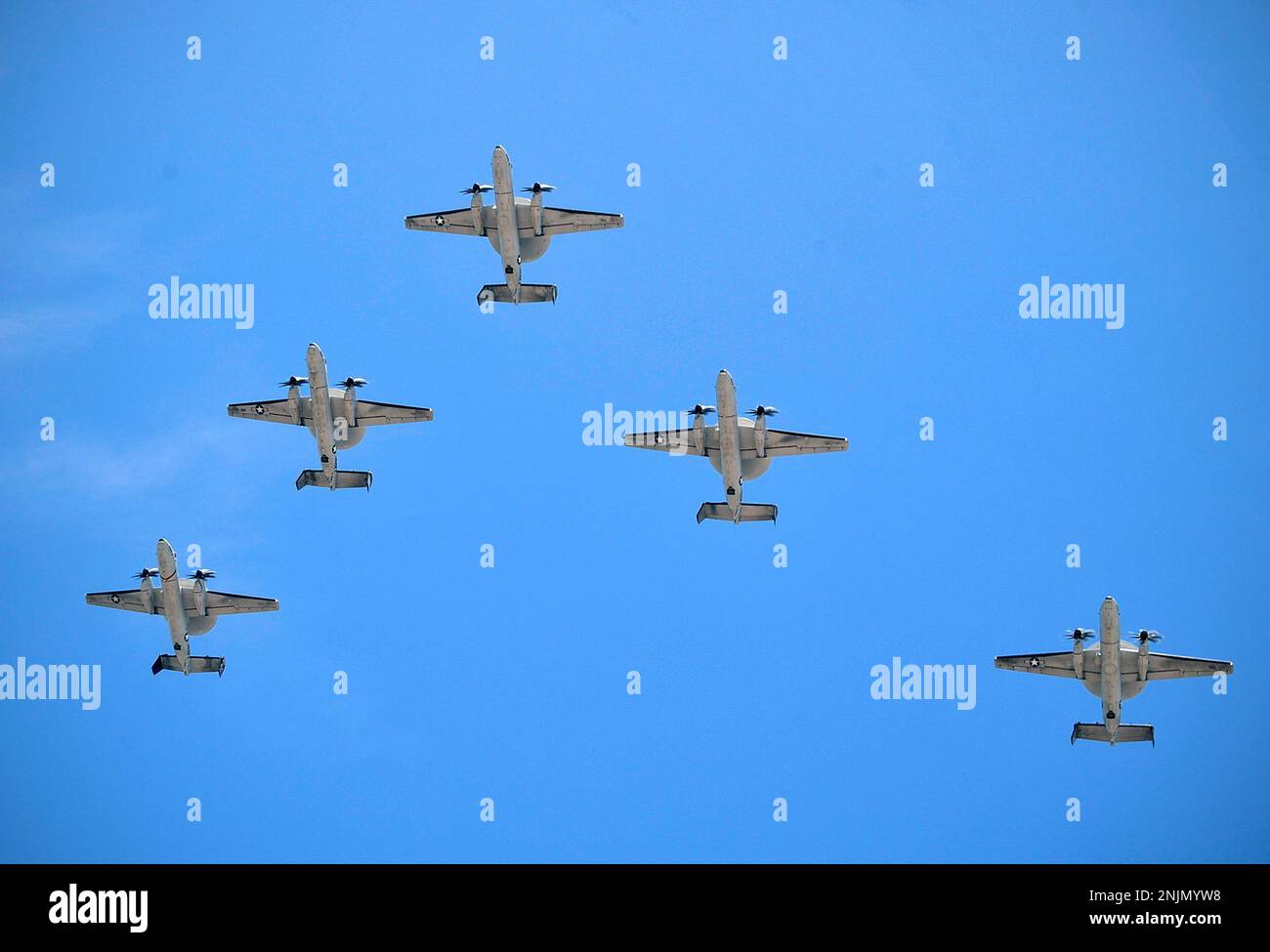 220809-N-AS200-7399 POINT MUGU, Kalifornien (Aug 9, 2022) – E-2D Advanced Hawkeys, die dem „Wallbangers“ Airborne Command and Control Squadron (VAW) 117 zugewiesen wurden, fliegen in Formation über den Naval Base Ventura County (NBVC) nach einem siebenmonatigen Einsatz in der US-Flotte von 3. und 7. Einsatzgebieten der Flotte mit Carrier Air Wing (CVW) 9, An Bord der USS Abraham Lincoln (CVN 72). CVW-9 wird mit einer Kombination aus Plattformen der vierten und fünften Generation eingesetzt, die überwiegend den „Flugflügel der Zukunft“ darstellen und mehr als 21.307 stationäre und Hubschrauberflugstunden mit 10.250 Arten ausführen Stockfoto