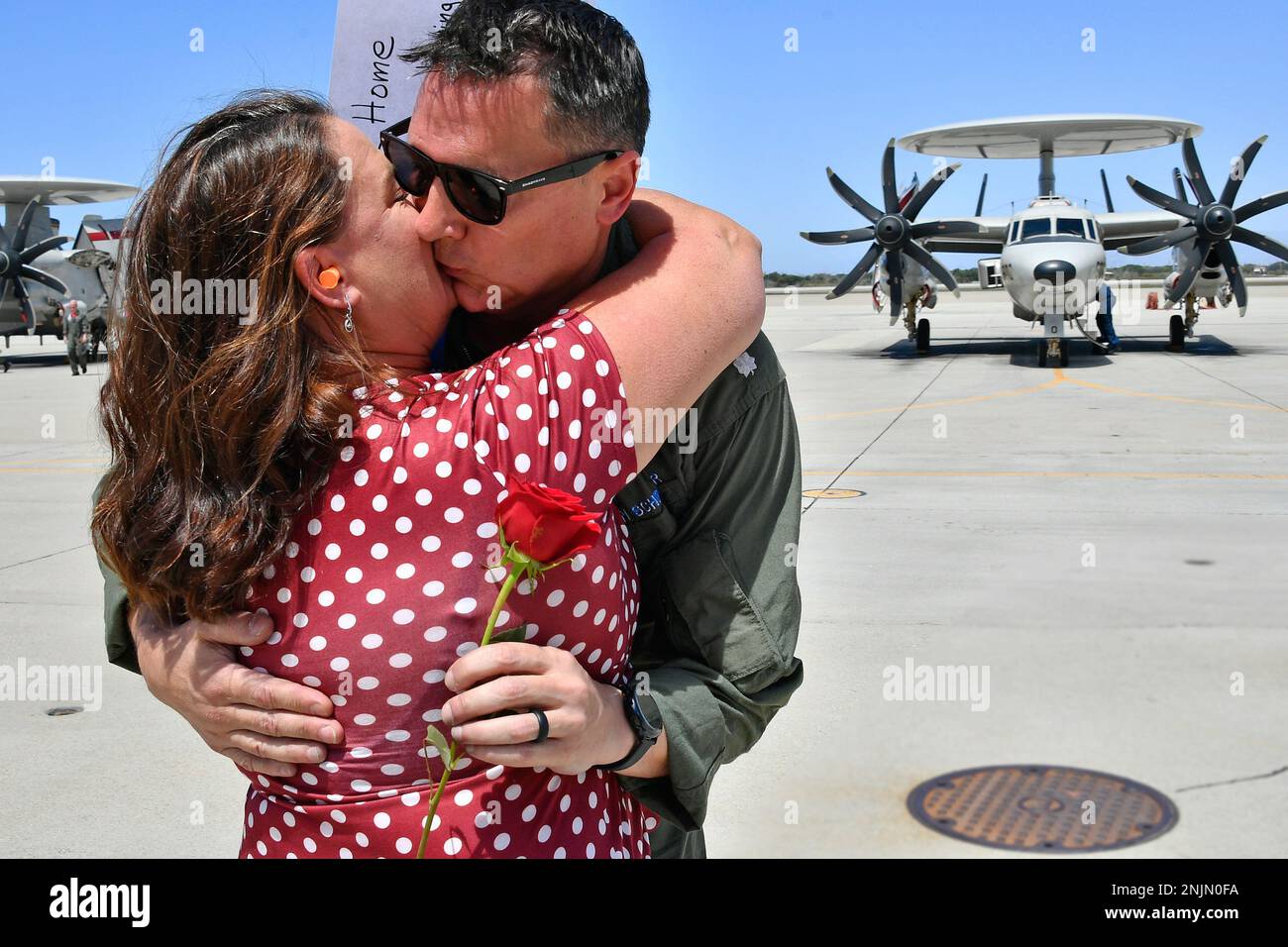 220809-N-AS200-4713 POINT MUGU, Kalifornien (9. August 2022) — Cmdr. Gordon Schriver, kommandierender Offizier der Airborne Command and Control Squadron (VAW) 117, begrüßt seine Frau nach einem siebenmonatigen Einsatz in der US-3.-Flotte und 7. Flottengebieten mit Carrier Air Wing (CVW) 9, die an Bord der USS Abraham Lincoln (CVN 72) gingen. CVW-9 wird mit einer Kombination aus Plattformen der vierten und fünften Generation eingesetzt, die vorwiegend den „Airwing of the Future“ repräsentieren und mehr als 21.307 Flugstunden mit Starrflügeln und Hubschraubern, bestehend aus 10.250 Stationen, 8.437 Starts und 8.487 Festnahmen von Flugzeugen, ausführen Stockfoto