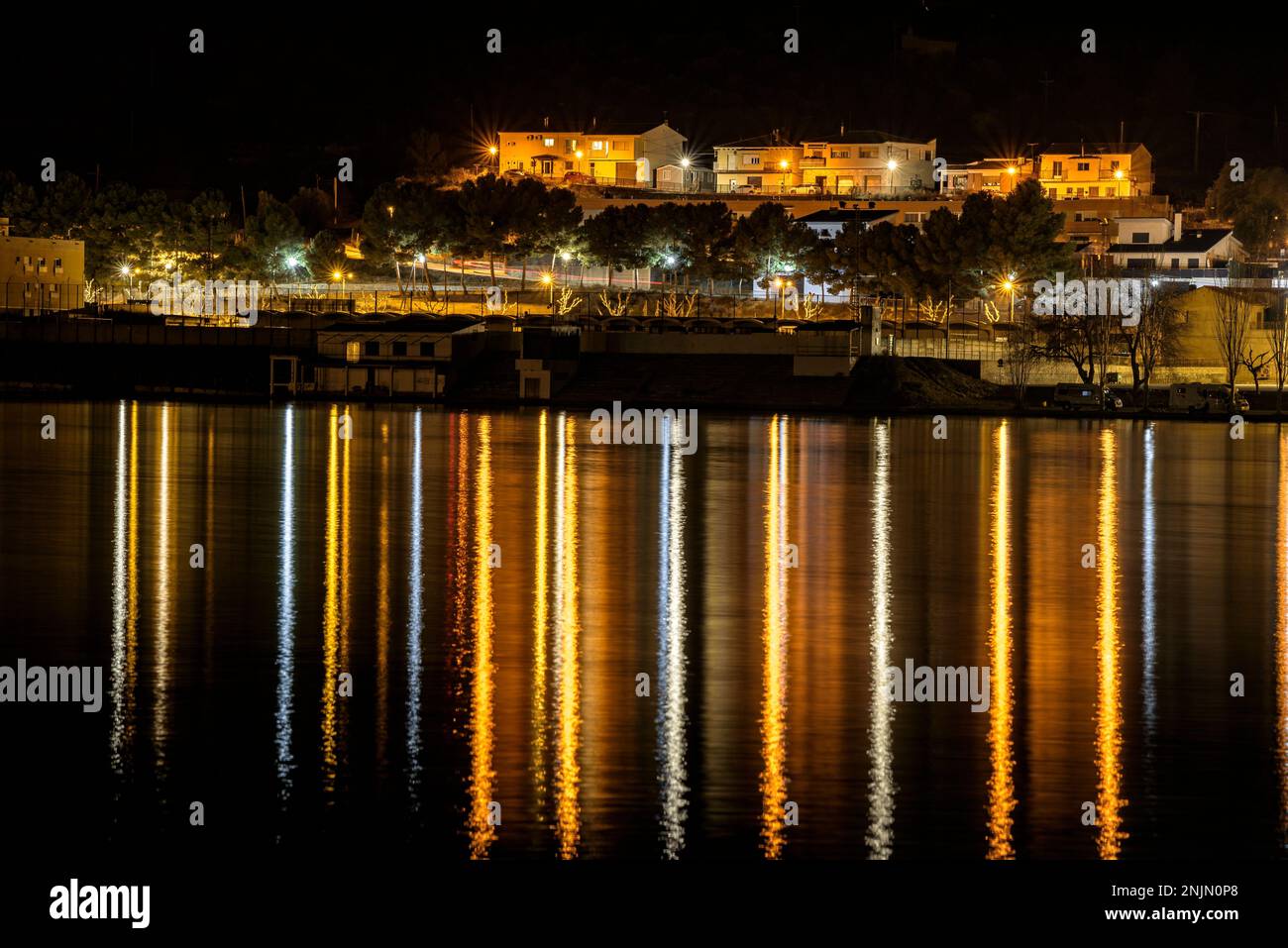Stadt Mequinenza und Schloss in der blauen Stunde und bei Nacht, mit Reflexion im Wasser des Segre (Bajo Cinca, Saragoza, Aragon, Spanien) Stockfoto