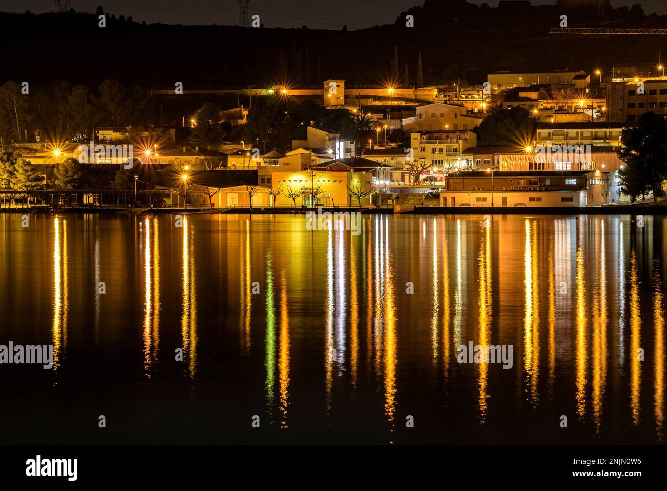 Stadt Mequinenza und Schloss in der blauen Stunde und bei Nacht, mit Reflexion im Wasser des Segre (Bajo Cinca, Saragoza, Aragon, Spanien) Stockfoto