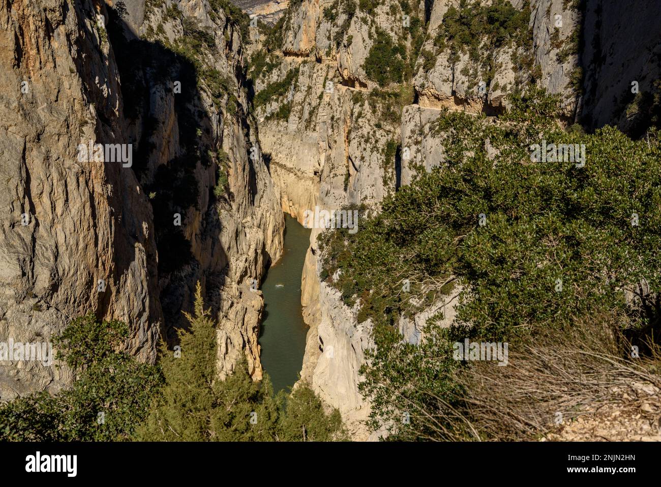 Mont-rebei-Schlucht mit Noguera Ribagorzana und Canelles Reservoir mit sehr niedrigem Niveau. Unten sehen Sie den alten Pfad (Spanien) Stockfoto