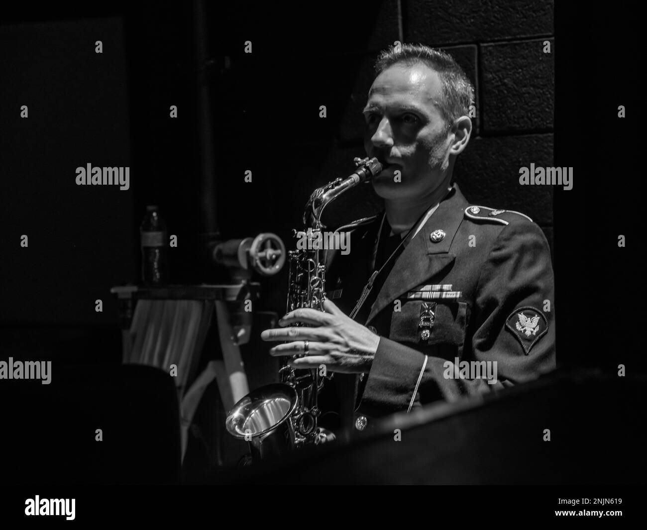 Army Specialist John Kocur, 257. Army Band, District of Columbia National Guard, spielt in den Nebenbühnen, während er sich auf seinem Saxophon aufwärmt, bevor er am 8. August 2022 in der Riverside High School in Leesburg, VA, ein Konzert abhält. Stockfoto