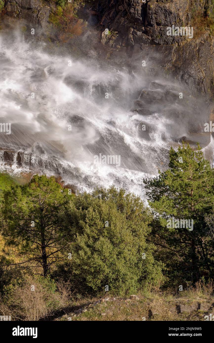 Unterer Auslauf des Staudamms des Baells-Reservoirs, der Wasser in den Fluss Llobregat (Berguedà, Barcelona, Katalonien, Spanien) führt Stockfoto