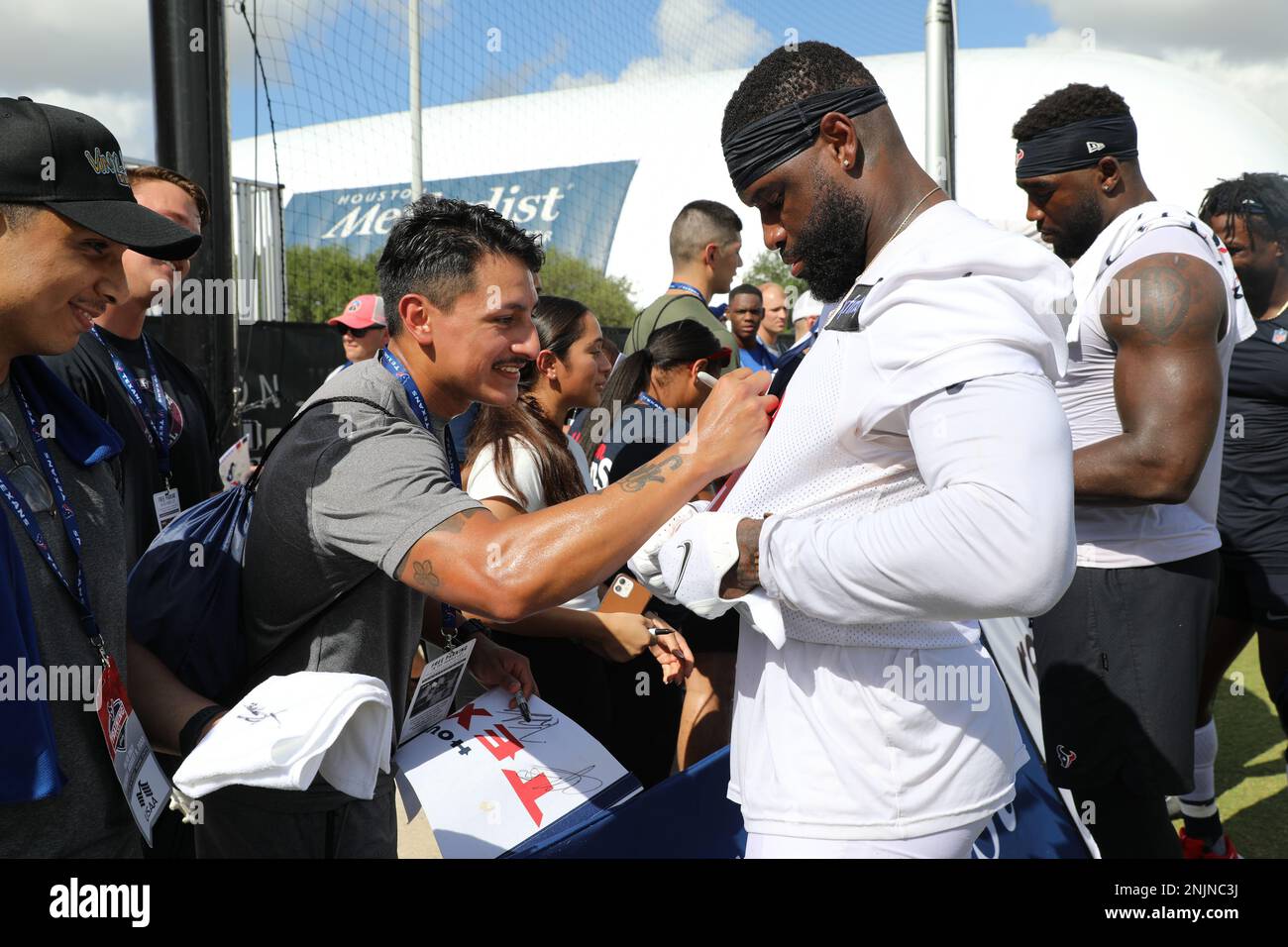 HOUSTON, T. X. - Der Houston Texans-Footballspieler Terrence Brooks bittet US-Soldaten aus Fort Hood Texas, sein Trikot zu unterzeichnen, als Teil des Salute to Service Day im Houston Texans Trainingslager im NRG Stadium, 9. August 2022. Der „Salute to Service“-Tag wurde von der United Services Automobile Association (USAA) organisiert. Stockfoto