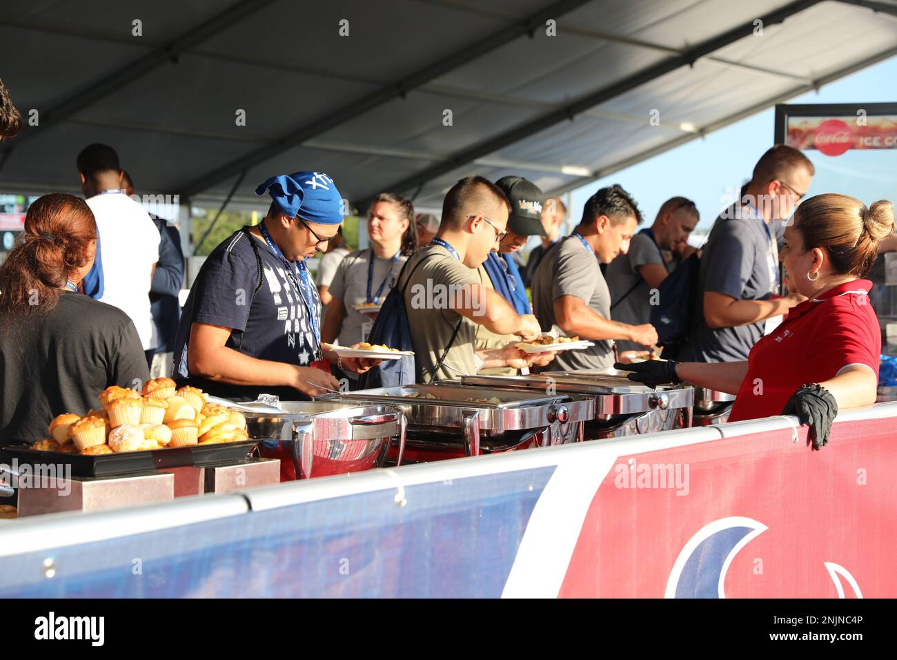 HOUSTON, T. X. - Die United Services Automobile Association (USAA) bietet Frühstück für Soldaten der US-Armee aus Fort Hood, Texas, als Teil des Salute to Service Day im Houston Texans Trainingslager im NRG Stadium, am 9. August 2022. Stockfoto