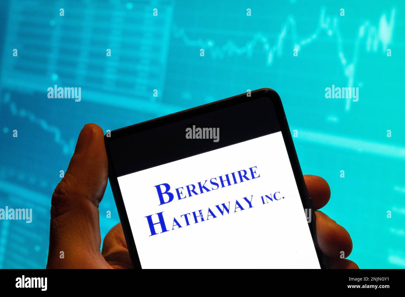 China. 15. Februar 2023. Auf diesem Foto ist das Berkshire Hathaway Logo des amerikanischen multinationalen Investmentkonzerns im Besitz von Warren Buffett auf einem Smartphone zu sehen, das im Hintergrund mit einem Diagramm des Börsenindex versehen ist. (Foto: Budrul Chukrut/SOPA Images/Sipa USA) Guthaben: SIPA USA/Alamy Live News Stockfoto