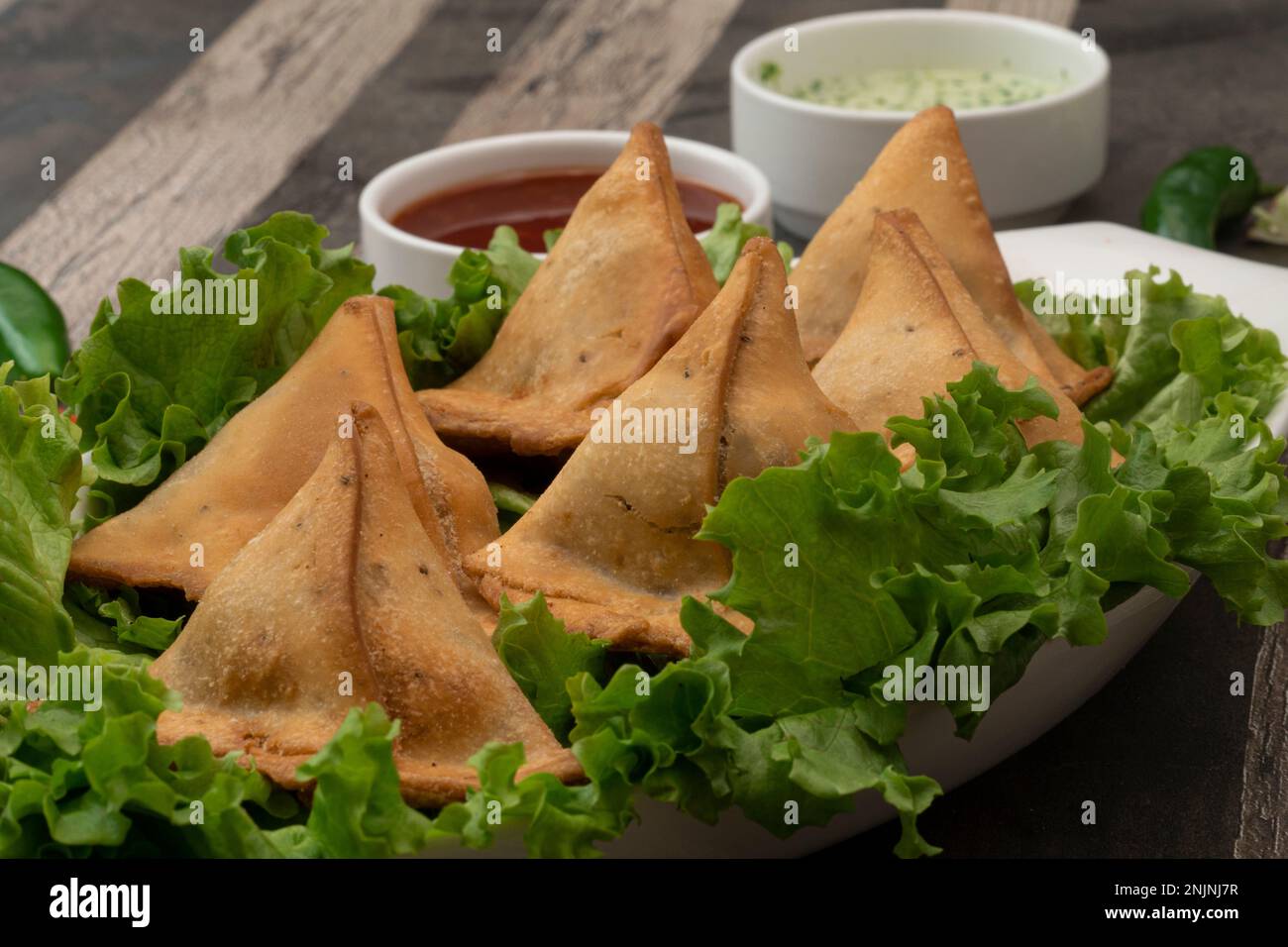 Samosa auf weißem hintergrund -Fotos und -Bildmaterial in hoher ...