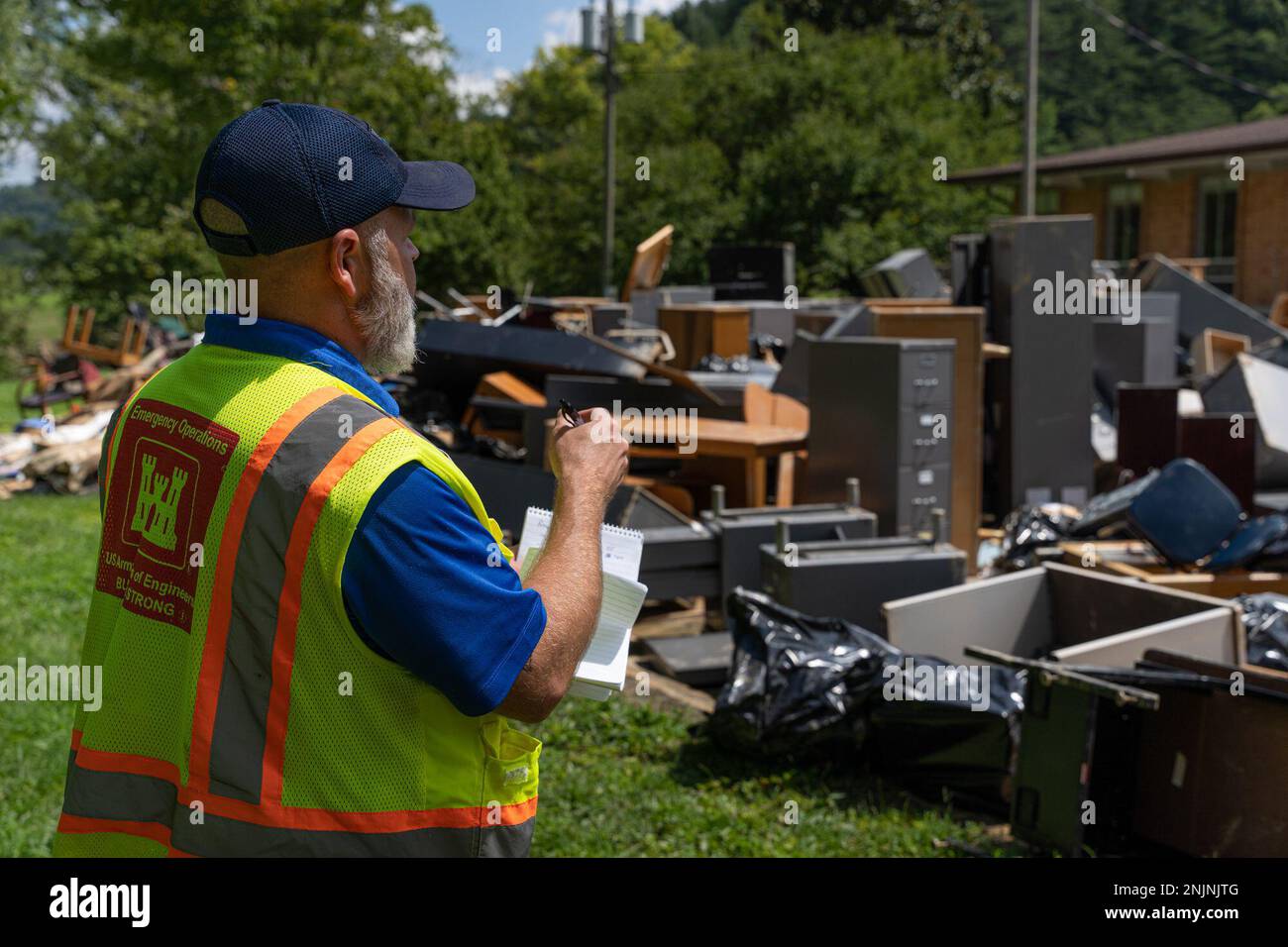 Justin Branham, Fachspezialist der USA Das Army Corps of Engineers Louisville District dokumentiert die Art und Menge der in Frage kommenden Trümmer am 09. August 2022 in Jackson, Kentucky. Spezialisten des Bezirks Louisville unterstützen die Federal Emergency Management Agency bei der Bewertung von Trümmern in Bezirken, die von den jüngsten Überschwemmungen im Osten Kentuckys betroffen waren. Stockfoto