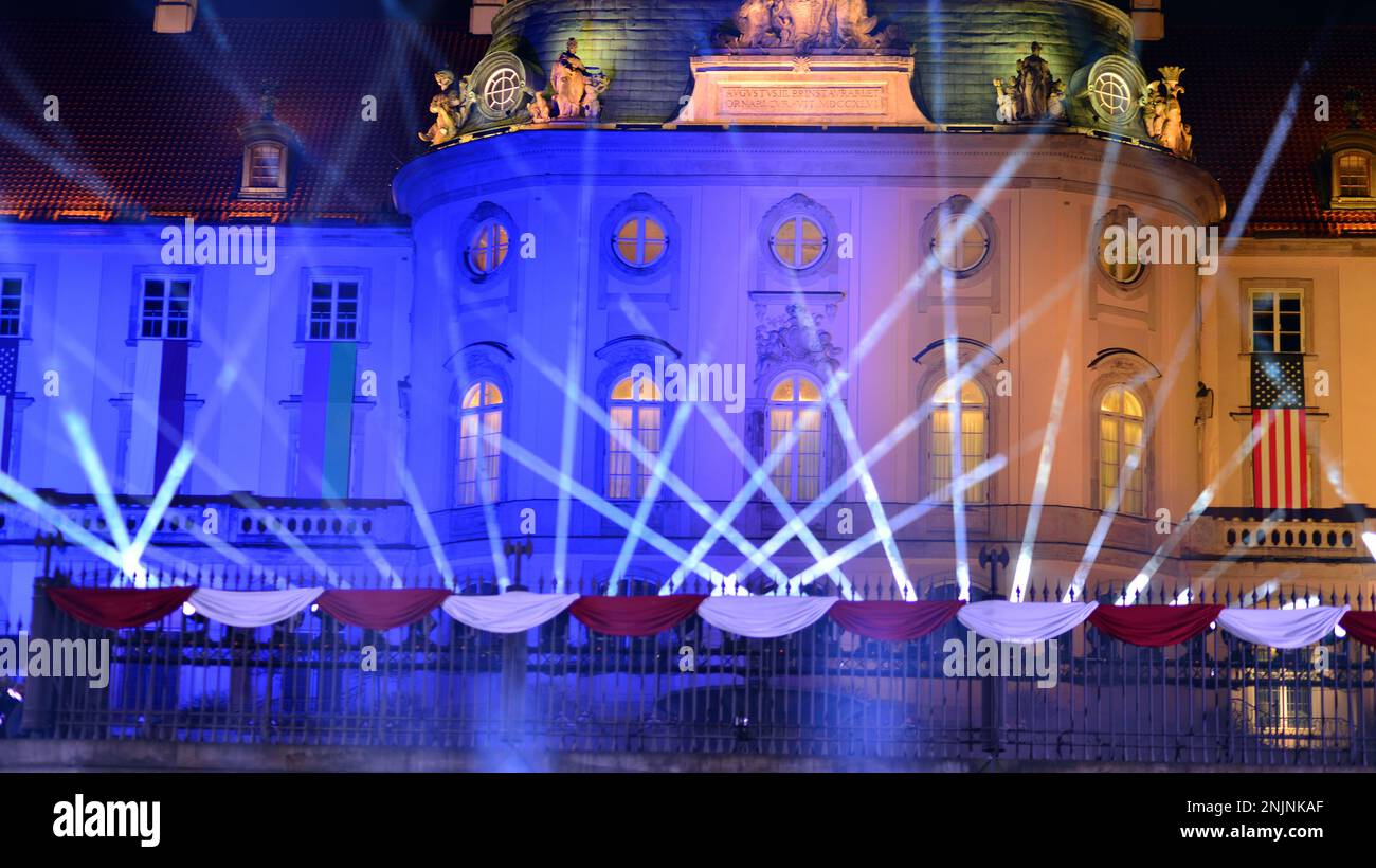 Warschau, Polen. 21. Februar 2023 Zeremonielle Kulisse während der Rede von Präsident Joe Biden in den Gärten des königlichen Schlosses Warschau. Stockfoto