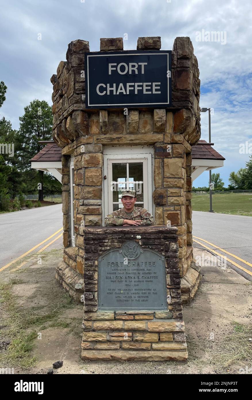 Oberstleutnant Kevin Tran, Singapore Country Director der Pacific Air Force in Hawaii, besucht Fort Chaffee 47 Jahre nachdem er als Flüchtling in Fort Chaffee war. Stockfoto