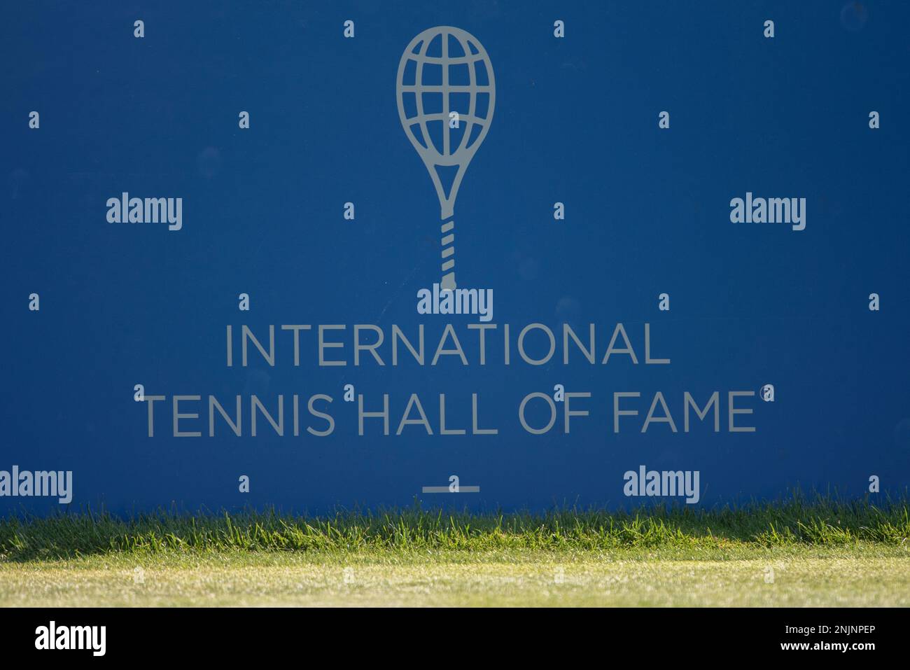 NEWPORT, RI - JULY 15: A general view of the International Tennis Hall of Fame logo on the court during the Infosys Hall of Fame Open on July 15, 2022, at the International Tennis Hall of Fame in Newport, RI. (Photo by Erica Denhoff/Icon Sportswire) (Icon Sportswire via AP Images) Stockfoto
