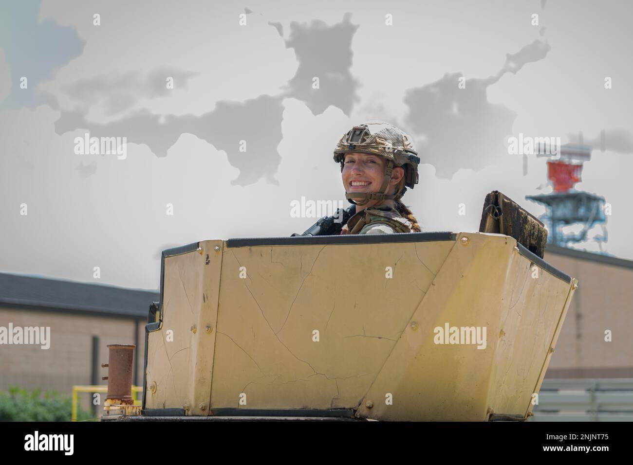 USA Air Force Senior Airman Bailey Candia, 823d Base Defense Squadron Fire Team Leader, posiert für ein Foto mit neuer weiblicher Rüstung am Moody Air Force Base, Georgia, 9. August 2022. Flugzeuge, die der 820. Base Defense Group und 23. Wing zugeteilt wurden, testeten die weibliche Körperpanzerung auf Komfort und Funktionalität, indem sie verschiedene Übungen durchführten. Stockfoto