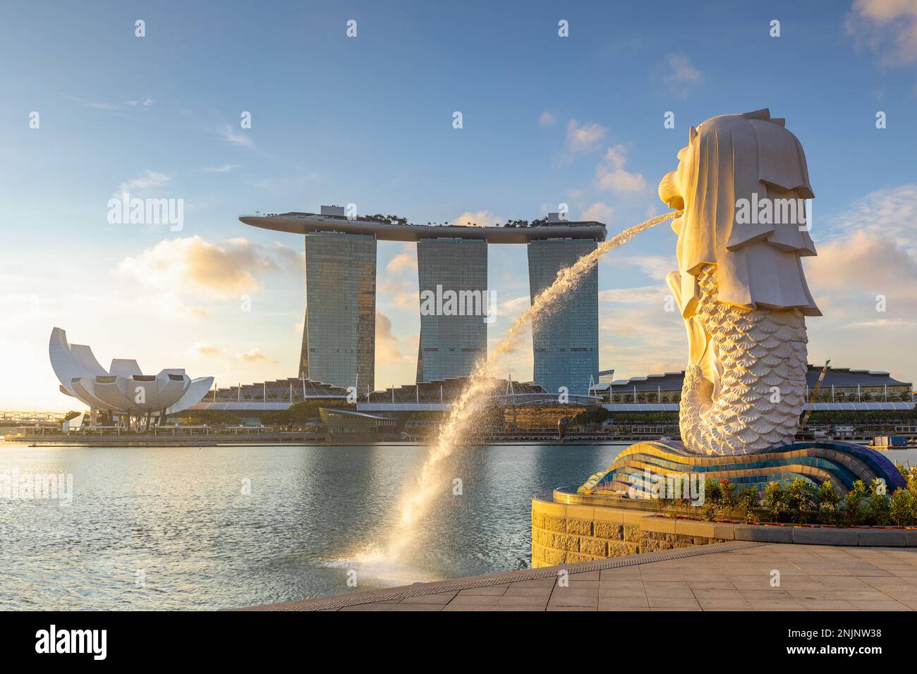 singapur, singapur - 11. Juni 2019: sonnenaufgang am Yachthafen in singapur mit dem berühmten Gebäude merlion Stockfoto