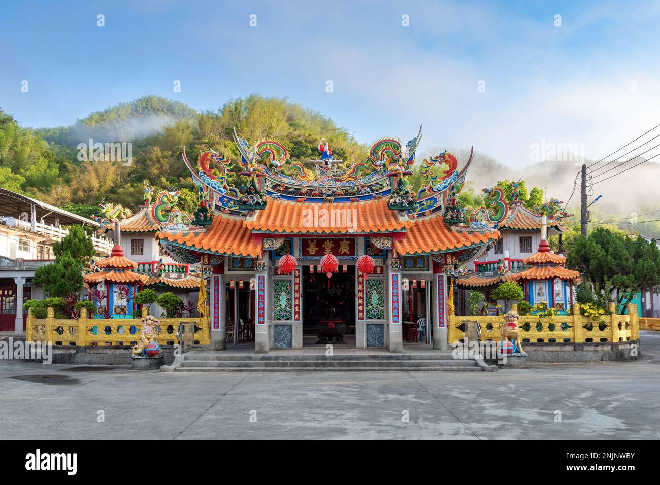 Guang-Shan-Tempel in Meinong, Kaohsiung, Taiwan. Der chinesische Text auf der Tafel ist „Guang Shan Temple“, der chinesische Text auf der Säule ist klassisch C. Stockfoto