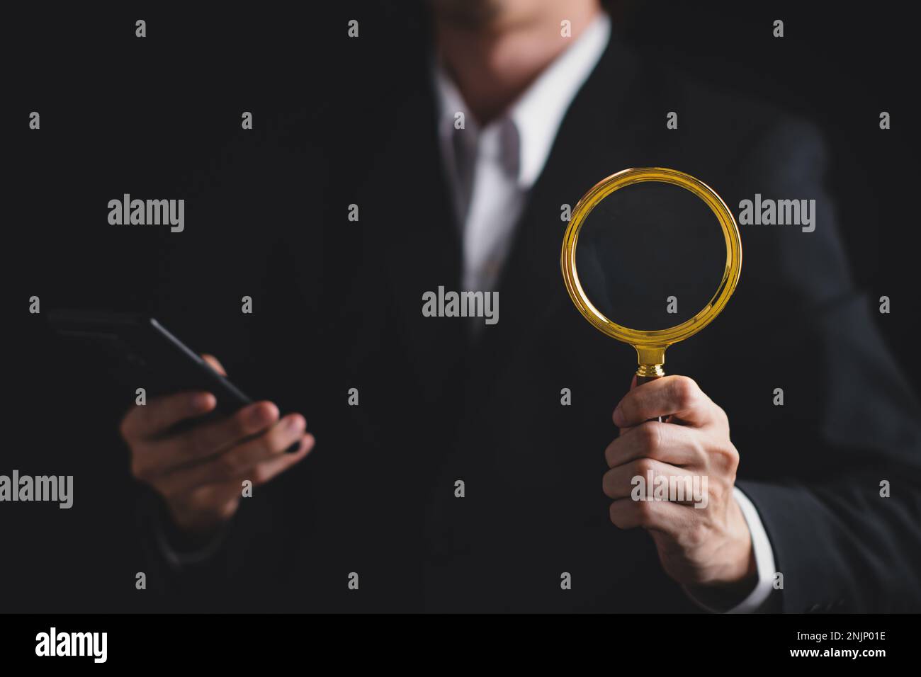 Geschäftsleute verwenden Lupe mit Smartphone für CRM, Customer Relationship Management. HR, Personalsuchpersonal. Globale Struktur - Kunde Stockfoto