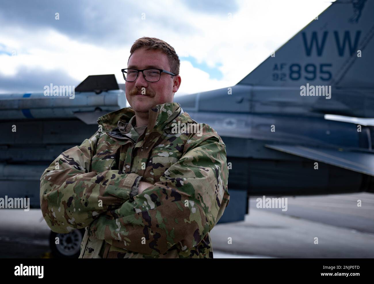 USA Air Force Senior Airman Paul Fix, 13. Kampfgeschwader Avionik-Techniker, steht vor einer F-16, die Falcon während DER RED FLAG-Alaska 22-3 auf dem Luftwaffenstützpunkt Eielson, Alaska, am 9. August 2022 bekämpft. RF-A ist eine erstklassige Schulungsveranstaltung für gemeinsame Einheiten zur Förderung der Interoperabilität, bei der einige Diensteanbieter traditionell einen „Schnurrbart“ züchten, um die Arbeitsmoral und Kameradschaft der im Einsatz befindlichen Diensteangehörigen zu verbessern. Stockfoto