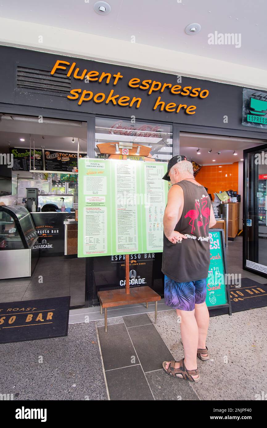 Kunden, die sich die Speisekarte vor dem Coast Roast Coffee Shop an der Esplanade, Cairns, Far North Queensland, FNQ, QLD, Australien Stockfoto