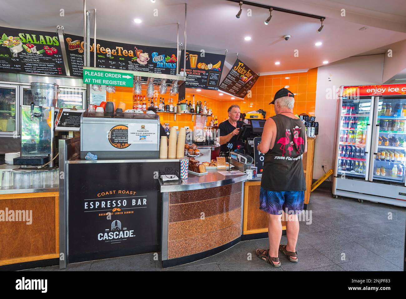 Kunden, die im Coast Roast Coffee Shop an der Esplanade, Cairns, Far North Queensland, FNQ, QLD, Australien Stockfoto