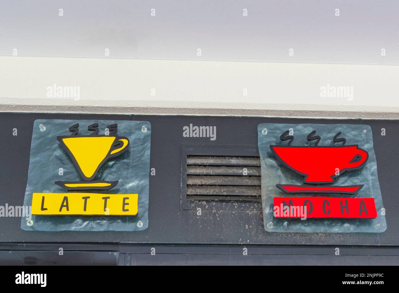Latte und Mocha Schilder, Coast Roast Coffee Shop an der Esplanade, Cairns, Far North Queensland, FNQ, QLD, Australien Stockfoto