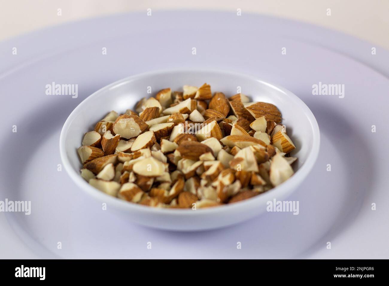 Eine Schüssel Mandeln, gehackt für einen Salat Stockfoto