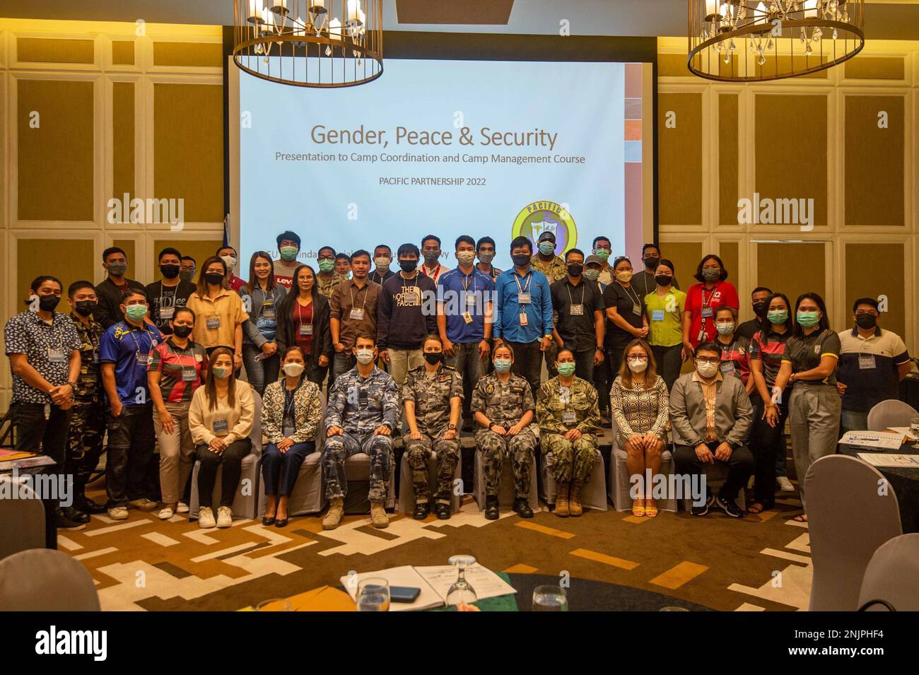 PUERTO PRINCESA, Philippinen (9. August 2022) – Segler der US-amerikanischen und der Royal Australian Navy posieren während des Humanitarian Supply Chain Trainings im Hue Hotel zur Unterstützung der Pacific Partnership 2022 für ein Foto mit lokalen Teilnehmern. Die Pazifikpartnerschaft ist die größte multinationale Mission zur Vorbereitung auf humanitäre Hilfe und Katastrophenhilfe, die jährlich im Indo-Pazifik durchgeführt wird. Sie ist seit 17. Jahren Teil der Partnerschaft. Stockfoto