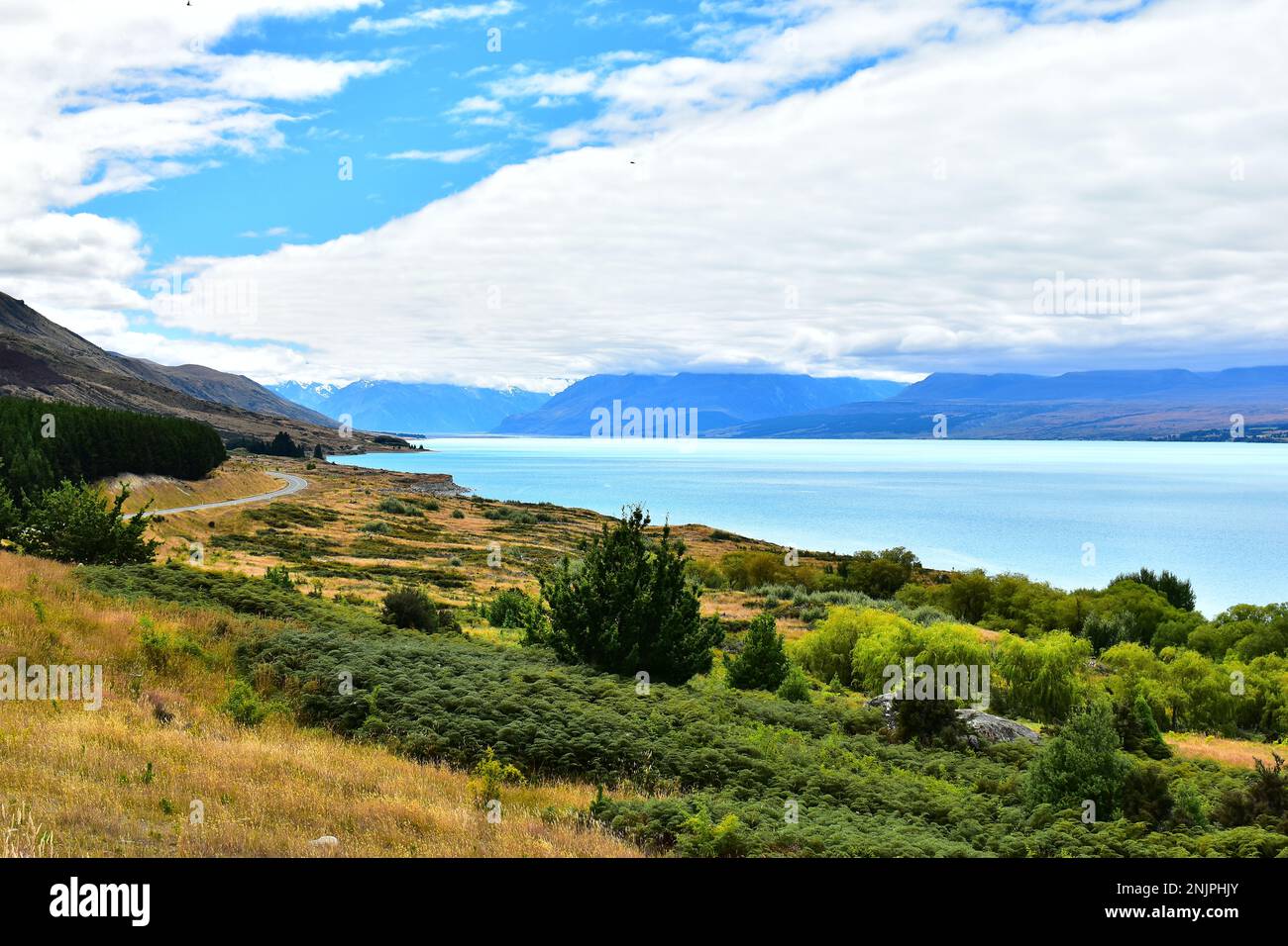 Die Straße führt nach Aoraki mt Cook entlang des pukaki-Sees, Neuseeland. Stockfoto