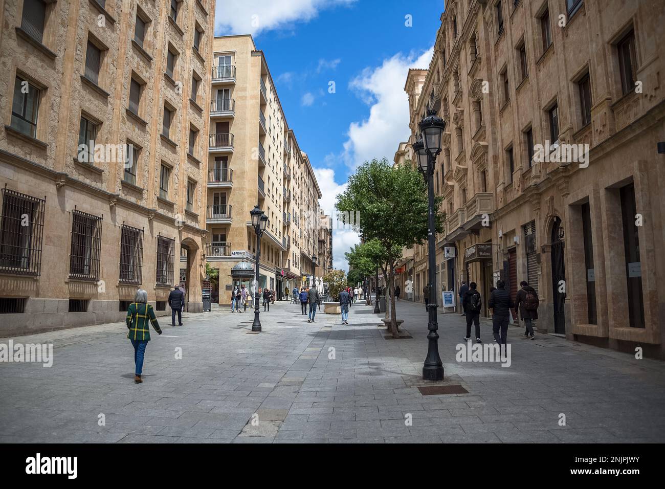 Salamanca/Spanien 05 12 2021 Uhr Außenansicht der Rua Zamora oder