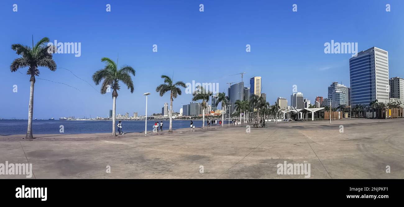Luanda Angola - 09 17 2022: Panoramablick auf die Luanda Bucht und Luanda marginal, Fußgängerweg mit tropischen Palmen, Downtown Lifestyle, Taxi Stockfoto