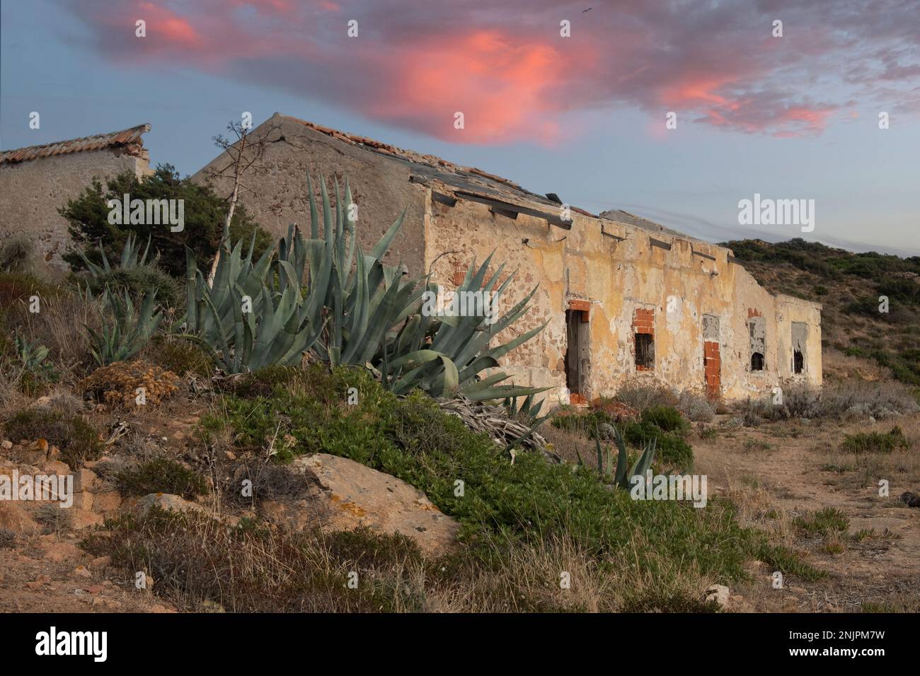 Insel Caprera, verlassene Häuser um die Überreste der militärischen Festungen von Punta Rossa. Sardinien, Italien Stockfoto