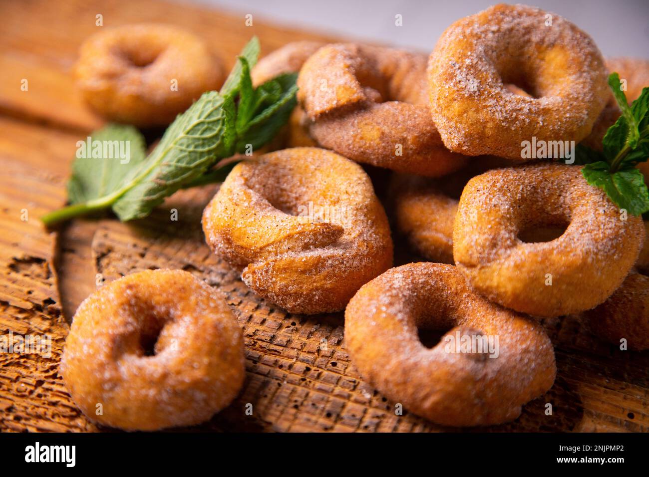 Traditionelle spanische gebratene Donuts mit Zitrone und Zimt. Stockfoto