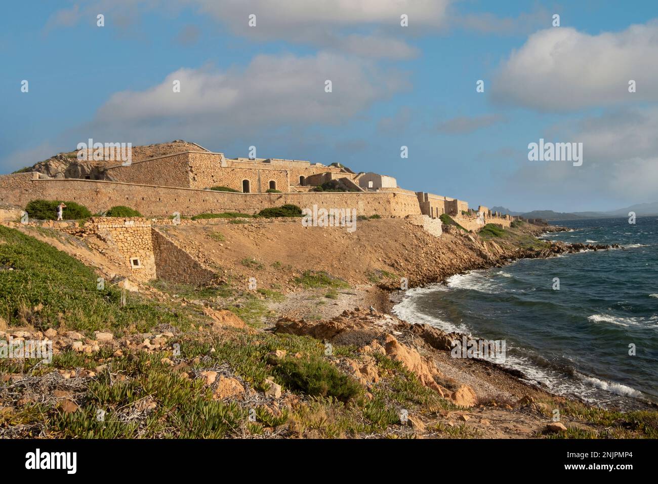 Insel Caprera, Blick auf die Überreste der militärischen Festungen von Punta Rossa. Sardinien, Italien Stockfoto