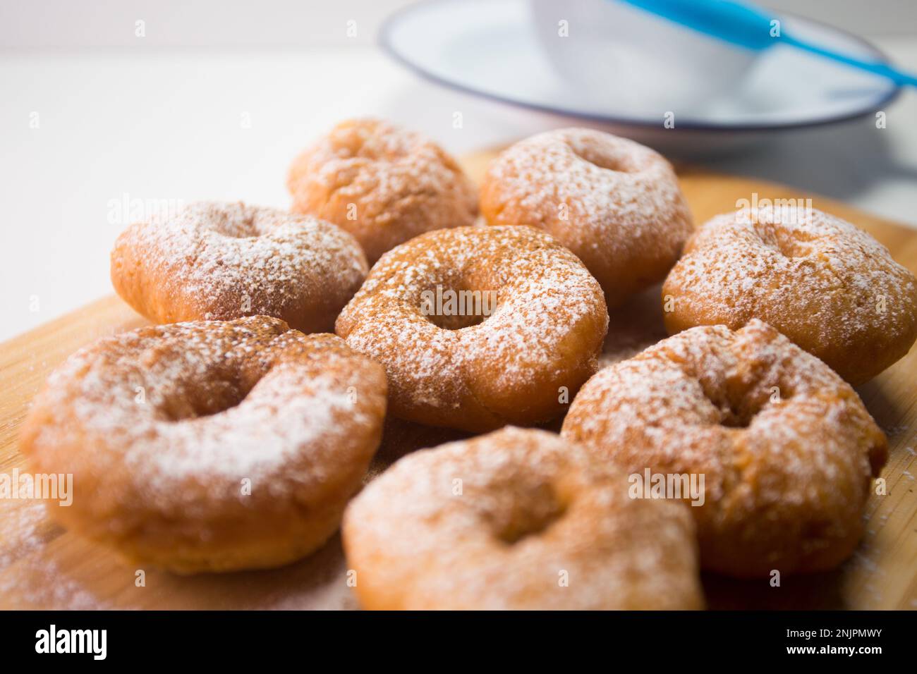 Traditionelle spanische gebratene Donuts mit Zitrone und Zimt. Stockfoto