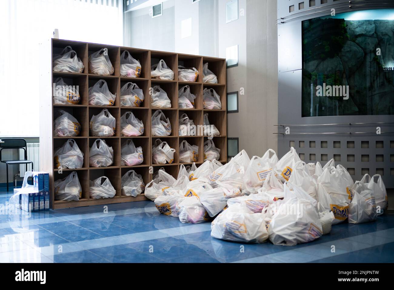 Taschen mit humanitärer Hilfe, einschließlich Lebensmittel- und Hygieneeinrichtungen für Ukrainer, im DePaul International Day Centre in Kiew, Ukraine, vor dem ersten Jahrestag der russischen Invasion in der Ukraine. Stockfoto