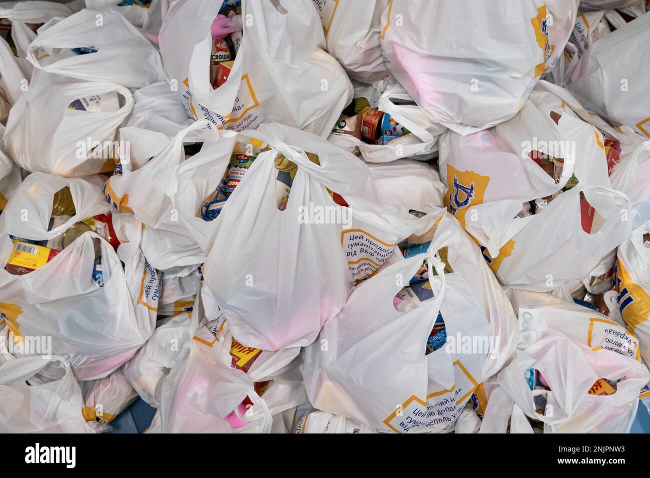 Taschen mit humanitärer Hilfe, einschließlich Lebensmittel- und Hygieneeinrichtungen für Ukrainer, im DePaul International Day Centre in Kiew, Ukraine, vor dem ersten Jahrestag der russischen Invasion in der Ukraine. Stockfoto
