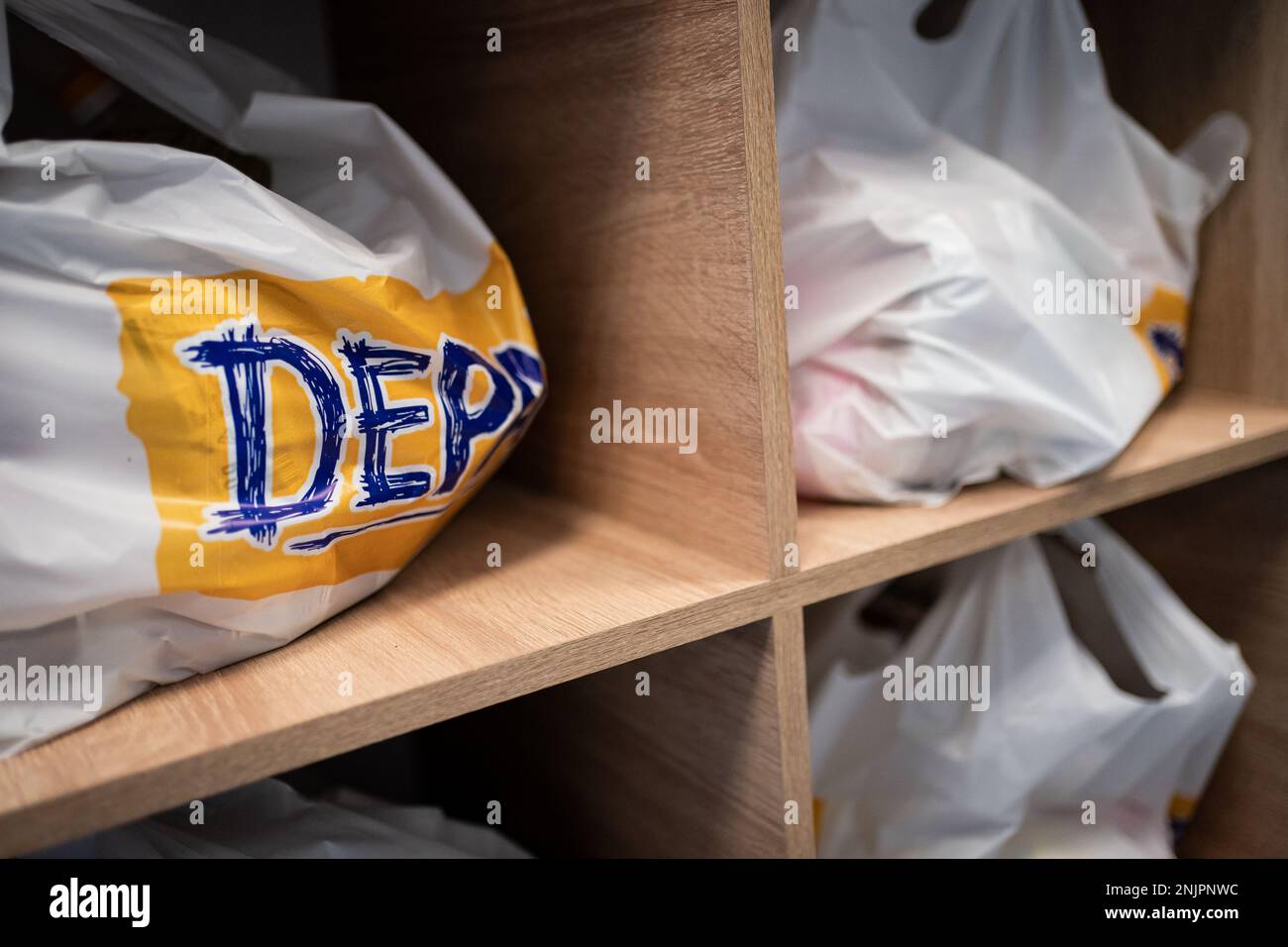 Taschen mit humanitärer Hilfe, einschließlich Lebensmittel- und Hygieneeinrichtungen für Ukrainer, im DePaul International Day Centre in Kiew, Ukraine, vor dem ersten Jahrestag der russischen Invasion in der Ukraine. Stockfoto
