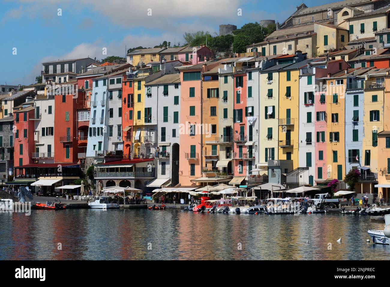Blick vom Boot auf die wunderschöne Stadt Portovenere in Ligurien, Italien Stockfoto