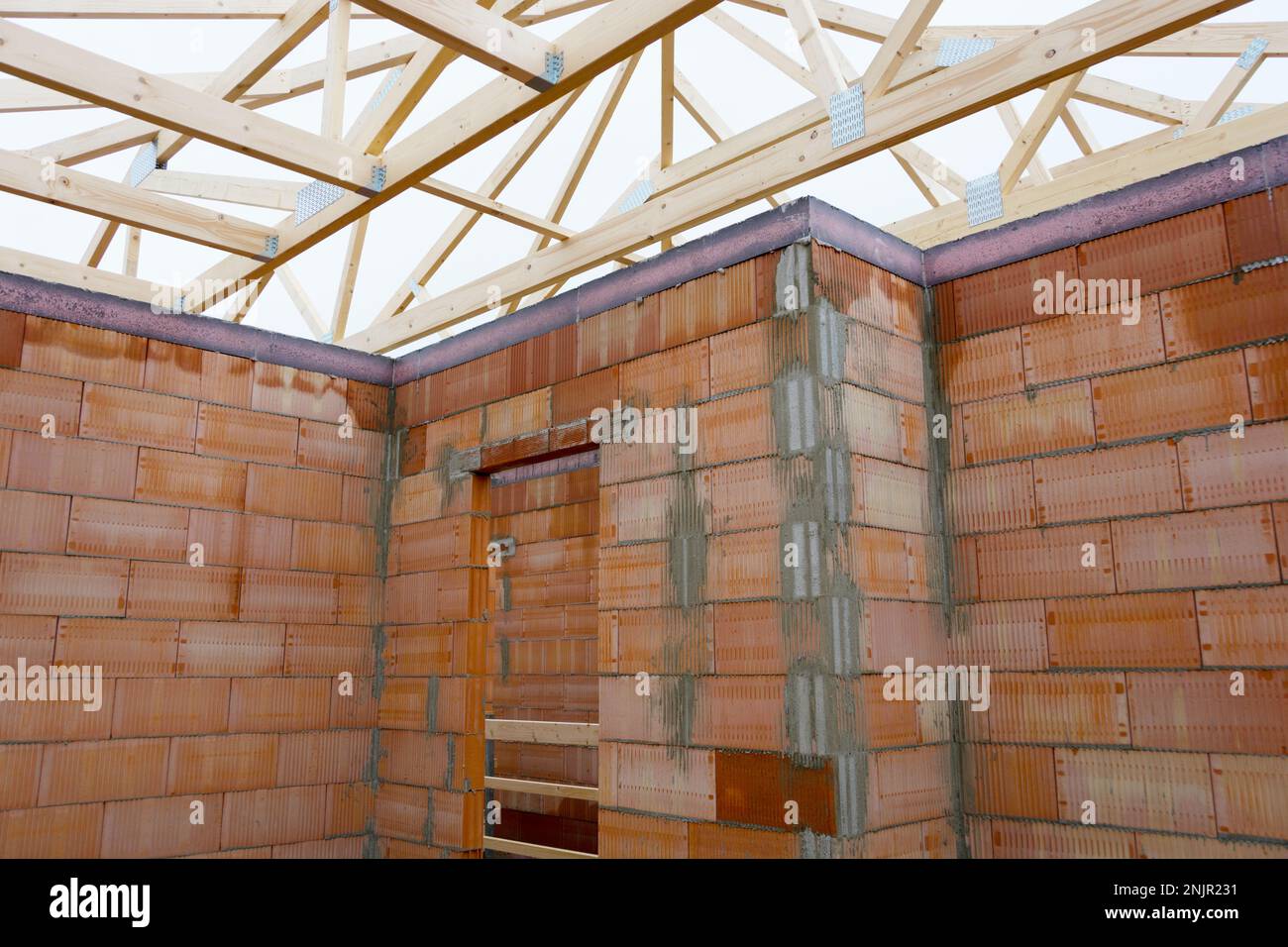 Lochsteine, Ringanker und Dachträger für das Zeltdach Stockfoto