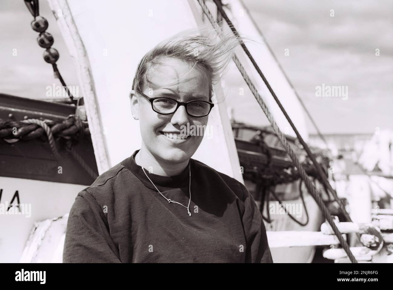 Umea, Norrland Schweden - 14. Juni 1990: Junge Frau auf dem Boot nach Finnland Stockfoto