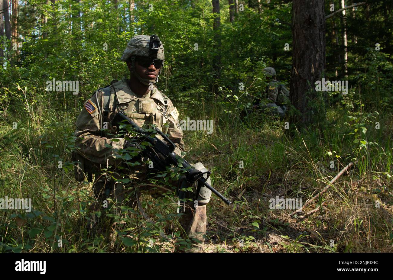 USA Army CPL. Dante Carter, ein Mitglied des Militärgeheimdienstes, repräsentiert 66. Military Intelligence Brigade, zieht Sicherheitskräfte auf einer medizinischen Spur während der 2022 USA Army Europe and Africa Best Squad Competition in Grafenwoehr Training Area, Deutschland, 10. August 2022. Teams aus allen USAREUR-AF-Ländern testen ihre taktische Kompetenz, Kommunikation und allgemeinen Zusammenhalt, während sie um den Titel „Best Squad“ kämpfen. Die Gewinner dieses Wettbewerbs werden USAREUR-AF in den USA vertreten Army Best Squad Competition in Fort Bragg, North Carolina, Ende des Jahres. Stockfoto