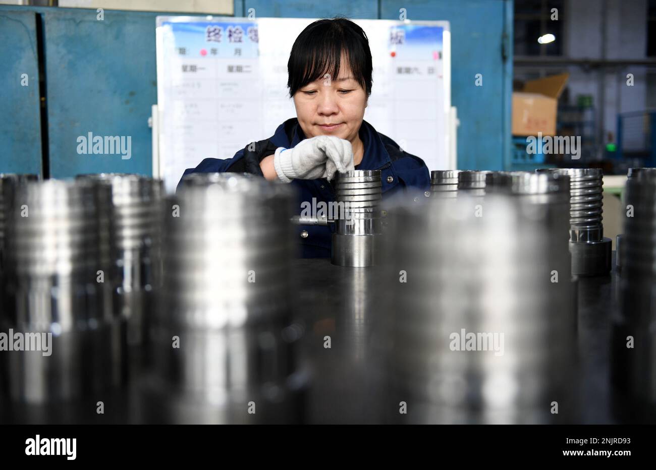 ZHANGJIAKOU, CHINA – 23. FEBRUAR 2023 – Ein Arbeiter arbeitet an einer Produktionslinie für Bohrwerkzeuge in der Xuanhua Economic Development Zone in Zhangjiakou, Hebei Stockfoto