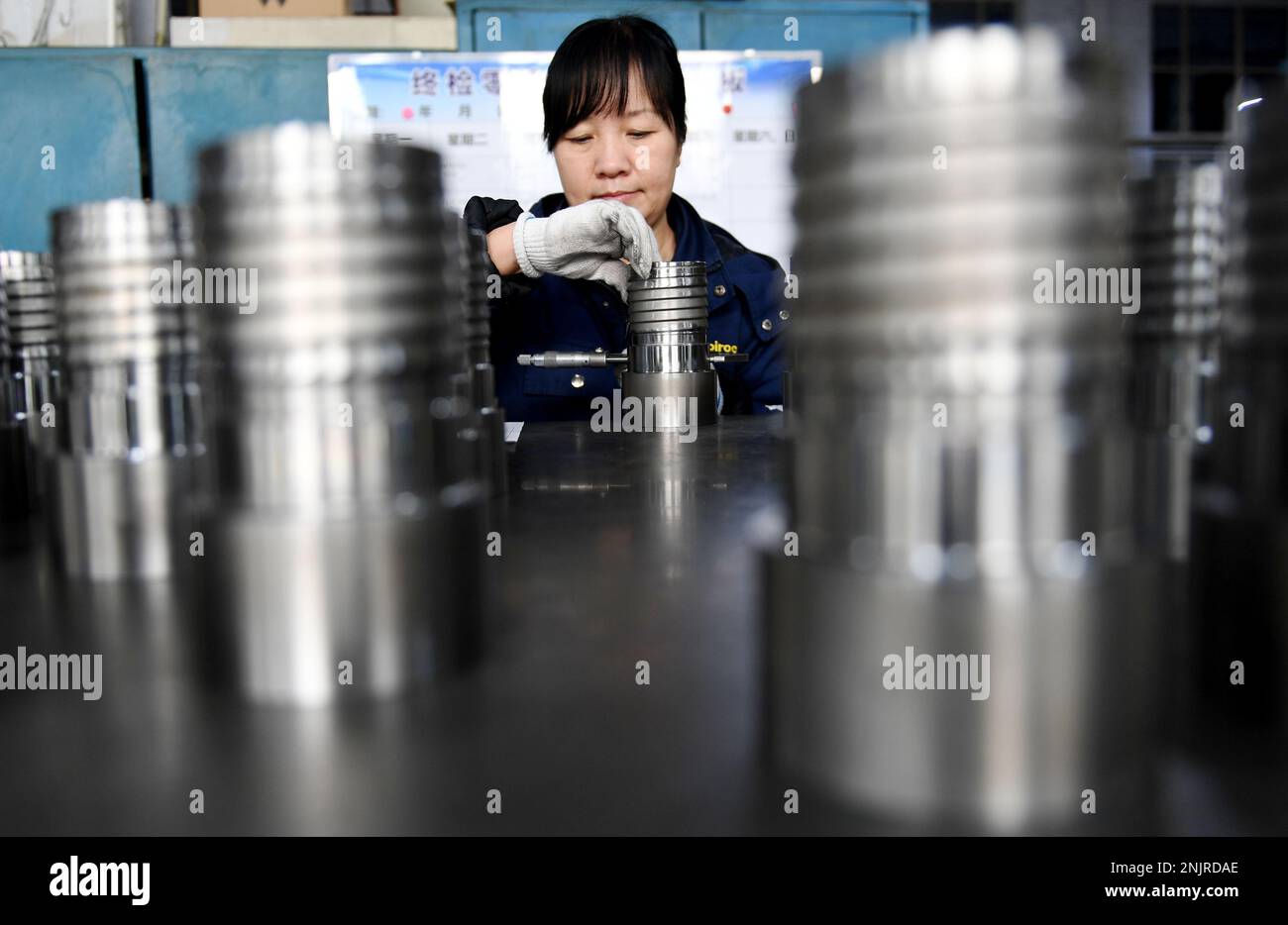 ZHANGJIAKOU, CHINA – 23. FEBRUAR 2023 – Ein Arbeiter arbeitet an einer Produktionslinie für Bohrwerkzeuge in der Xuanhua Economic Development Zone in Zhangjiakou, Hebei Stockfoto