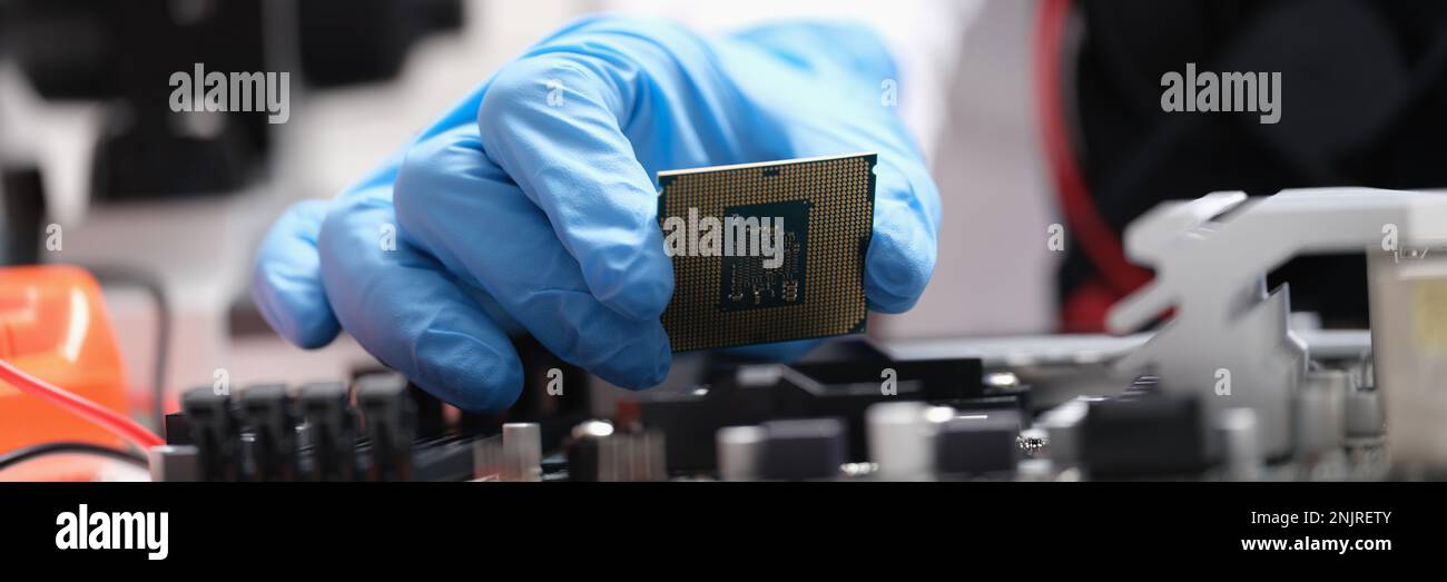 Die Installation von modernen Central Processor Unit an die Hauptplatine Stockfoto