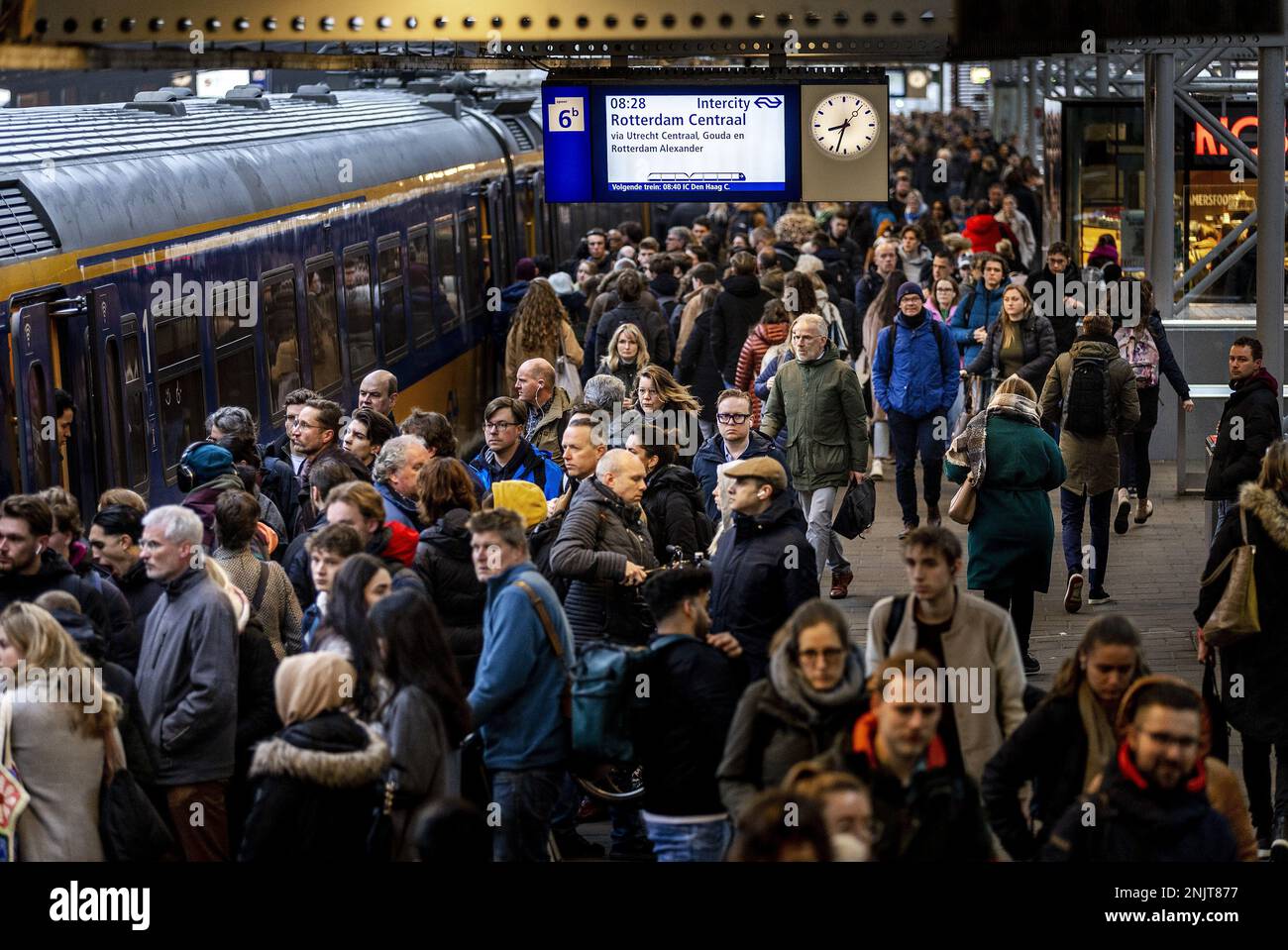 AMERSFOORT - Reisende an der NS Station Amersfoort. Heute legt die niederländische Eisenbahn die Jahreszahlen für 2022 vor. ANP REMKO DE WAAL niederlande raus - belgien raus Stockfoto