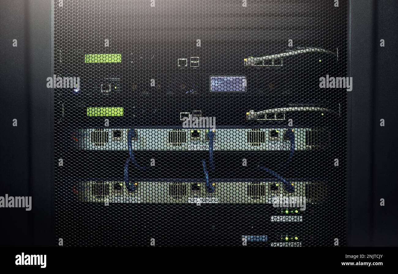 Kabelgebunden, damit Sie immer in Verbindung bleiben. Nahaufnahme eines Computers und von Kabeln im Serverraum eines Rechenzentrums. Stockfoto