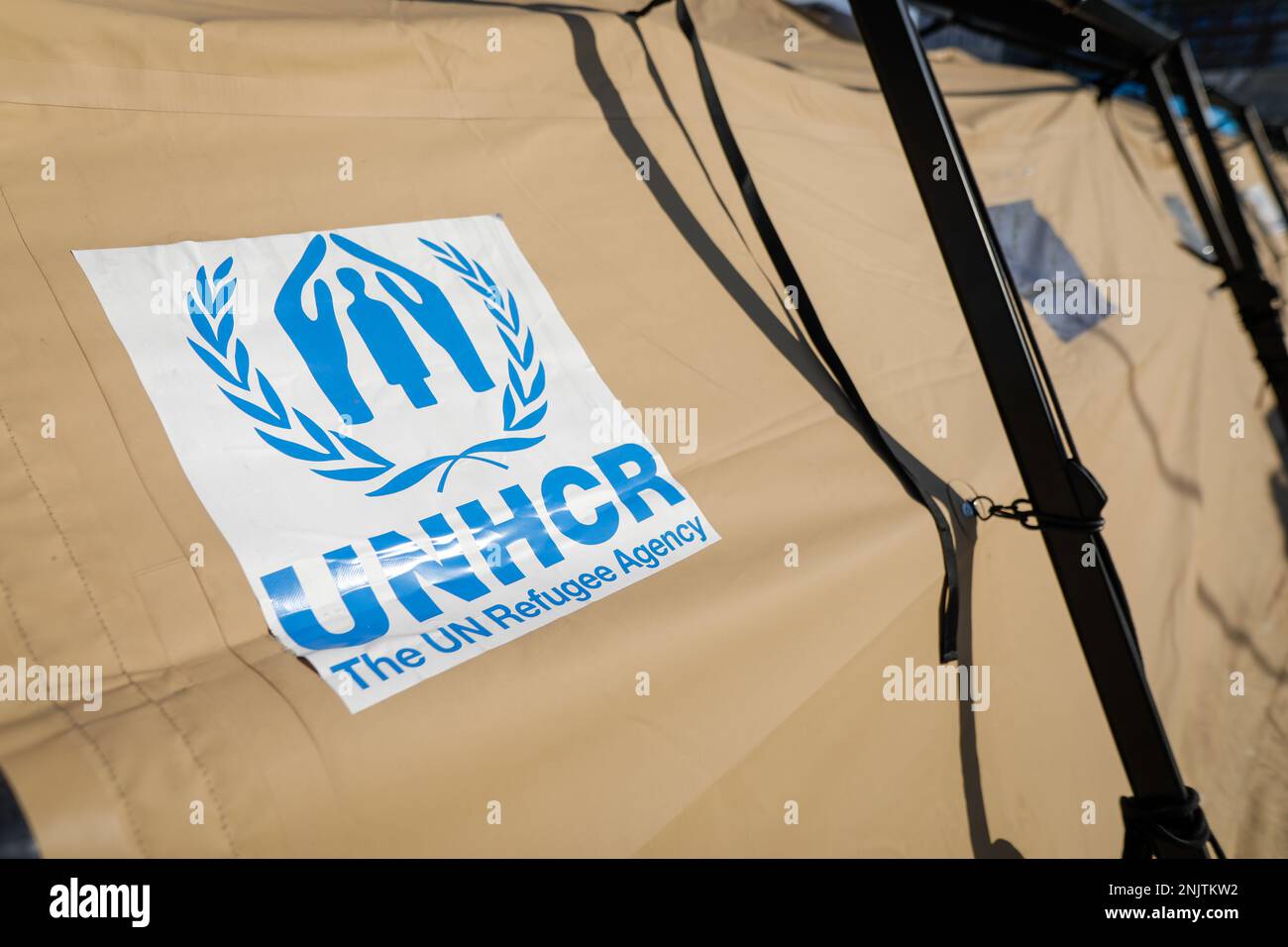 Bukarest, Rumänien - 23. Februar 2023: UNHCR, das Logo der UN-Flüchtlingsorganisation auf einem Zelt in einem Flüchtlingslager. Stockfoto