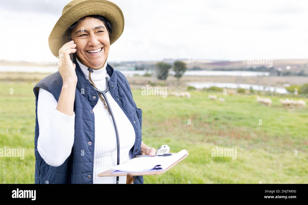 Telefonanruf, Tierarzt und Frau auf dem Bauernhof, die sich im Freien mit der Checkliste unterhalten oder sich unterhalten. Agro, Landwirtschaft und glücklicher alter Arzt mit Stockfoto