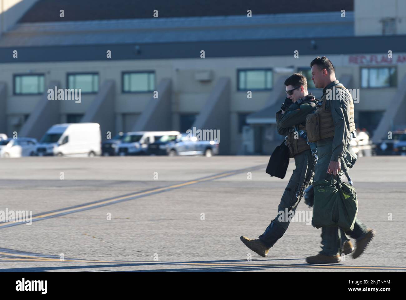 USA Air Force Captain Luke Scott, Left, 13. Kampfgeschwader Pilot, und Airman 1. Klasse Victor Hawkins, 13. Kampfgenerations-Stabschef, gehen zu einer F-16, die Falcon bekämpft, während RED FLAG-Alaska 22-3 auf dem Eielson Air Force Base, Alaska, 10. August 2022. Als Belohnung für großartige Arbeit konnten die RF-A 22-3-Führungskräfte während einiger Trainingsorten Incentive-Flüge für Airmen organisieren. Hawkins erhielt die Air and Space Achievement Medal für die Bereitstellung und Leitung medizinischer Versorgung für Opfer eines Autounfalls mit einem Elch, bevor Rettungskräfte auf dem sc eintrafen Stockfoto