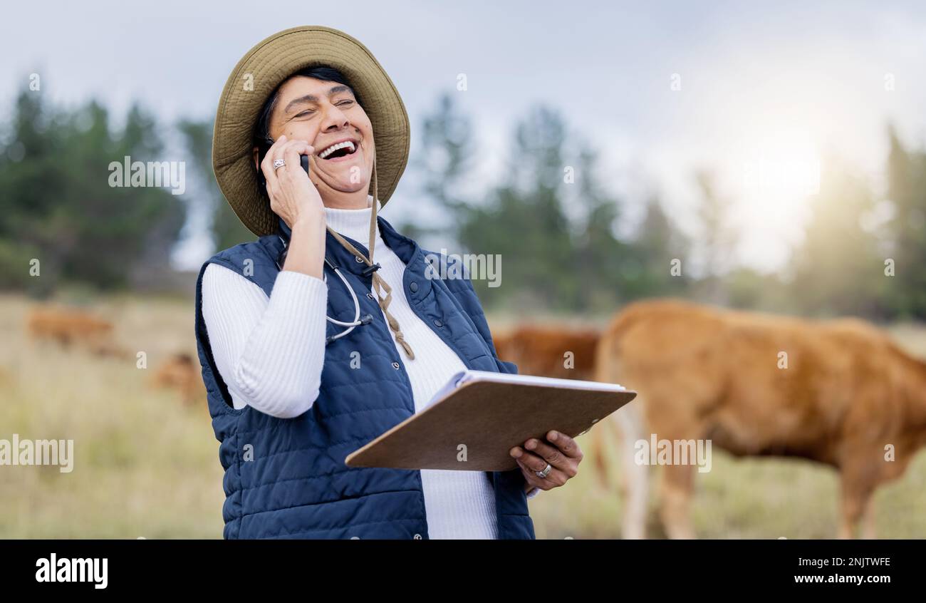 Tierarzt, Telefonanruf oder glückliche Frau, die auf dem Hof lacht, um das Wohlbefinden der Viehbestände oder die Umgebung der Tiere zu überprüfen. Feld, Witz oder lustige Senior Person Stockfoto