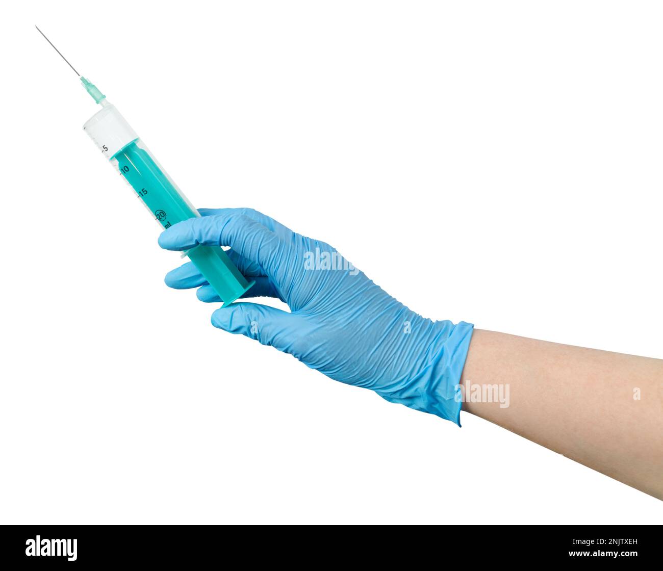 Hand in blauen Handschuhen mit riesiger Spritze, isoliert auf weißem Hintergrund, Clipping-Pfad Stockfoto